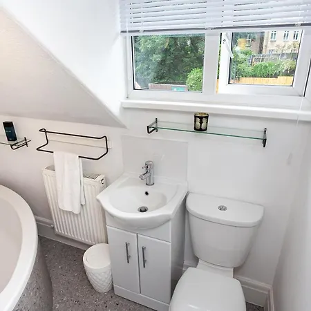Cosy 2 Bed - Close To Leeds Centre Apartment *