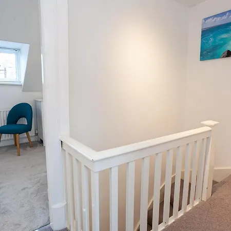 Family-Friendly 2 Bed Apartment In Oakwood *
