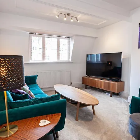 Family-Friendly 2 Bed Apartment In Oakwood