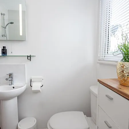 Family-Friendly 2 Bed Apartment In Oakwood *