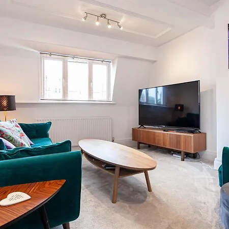 Family-Friendly 2 Bed Apartment In Oakwood *