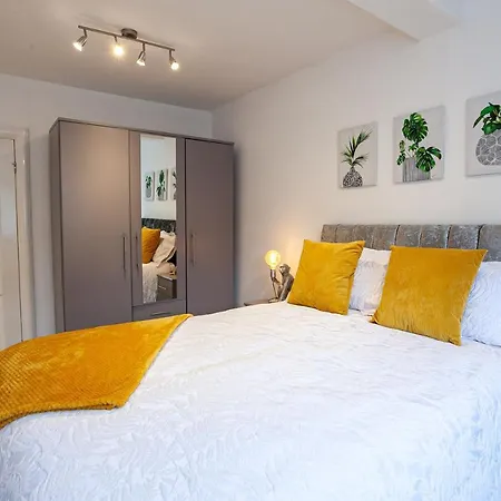 Family-Friendly 2 Bed Apartment In Oakwood