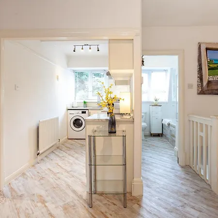 Family-Friendly 2 Bed Apartment In Oakwood *