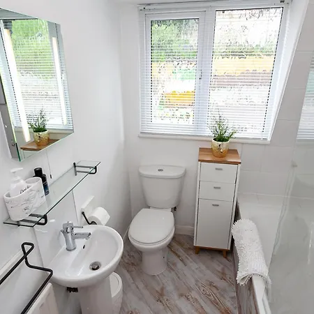 Family-Friendly 2 Bed Apartment In Oakwood