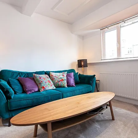 Family-Friendly 2 Bed Apartment In Oakwood